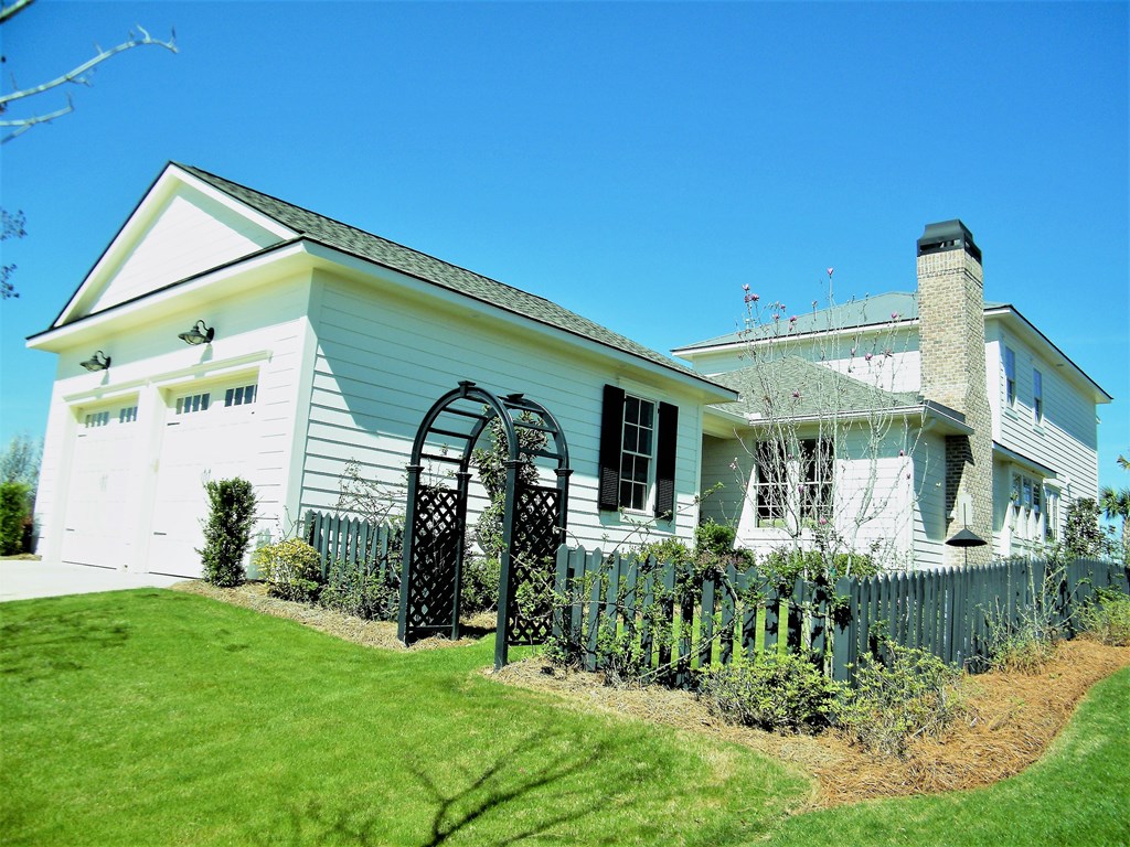 Sold 317 Society Hill Drive, Aiken, SC 29803 3 Beds / 2 Full Baths / 1 Half Bath 547,000